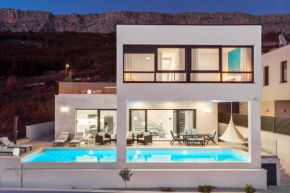 NEW! Villa Lemon with heated infinity Pool, a Hot tub, a Cinema room, sea views, 6 pax